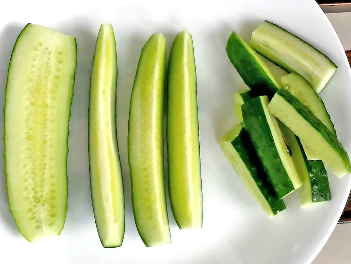 Rinse all veggies and herbs, and pat dry. Cut the cucumber into thin, long pieces and the cherry tomatoes into wedges.
