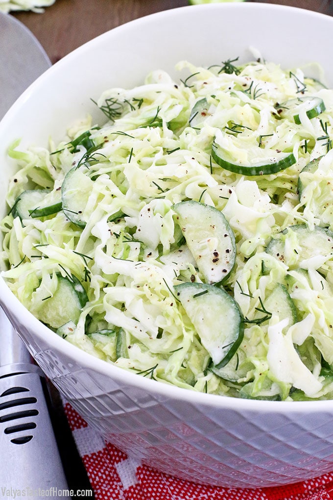 Dieser Kohl-Gurken-Salat ist sehr einfach zuzubereiten und sicher gesund. Es ist knusprig, cremig, erfrischend und herzhaft. Die knusprige Textur und der leckere Geschmack passen gut zu praktisch jedem weicheren und milderen Gericht wie Kartoffelpüree oder Nudeln. facebook Instagram #familyfavorite #freshveggiesalad #easyrecipe #valyastasteofhome