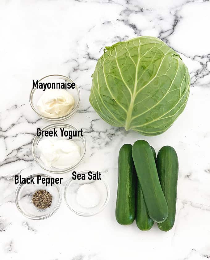 Dieser Kohl-Gurken-Salat ist sehr einfach zuzubereiten und sicher gesund. Es ist knusprig, cremig, erfrischend und herzhaft. Die knusprige Textur und der leckere Geschmack passen gut zu praktisch jedem weicheren und milderen Gericht wie Kartoffelpüree oder Nudeln. #familyfavorite #freshveggiesalad #easyrecipe #valyastasteofhome
