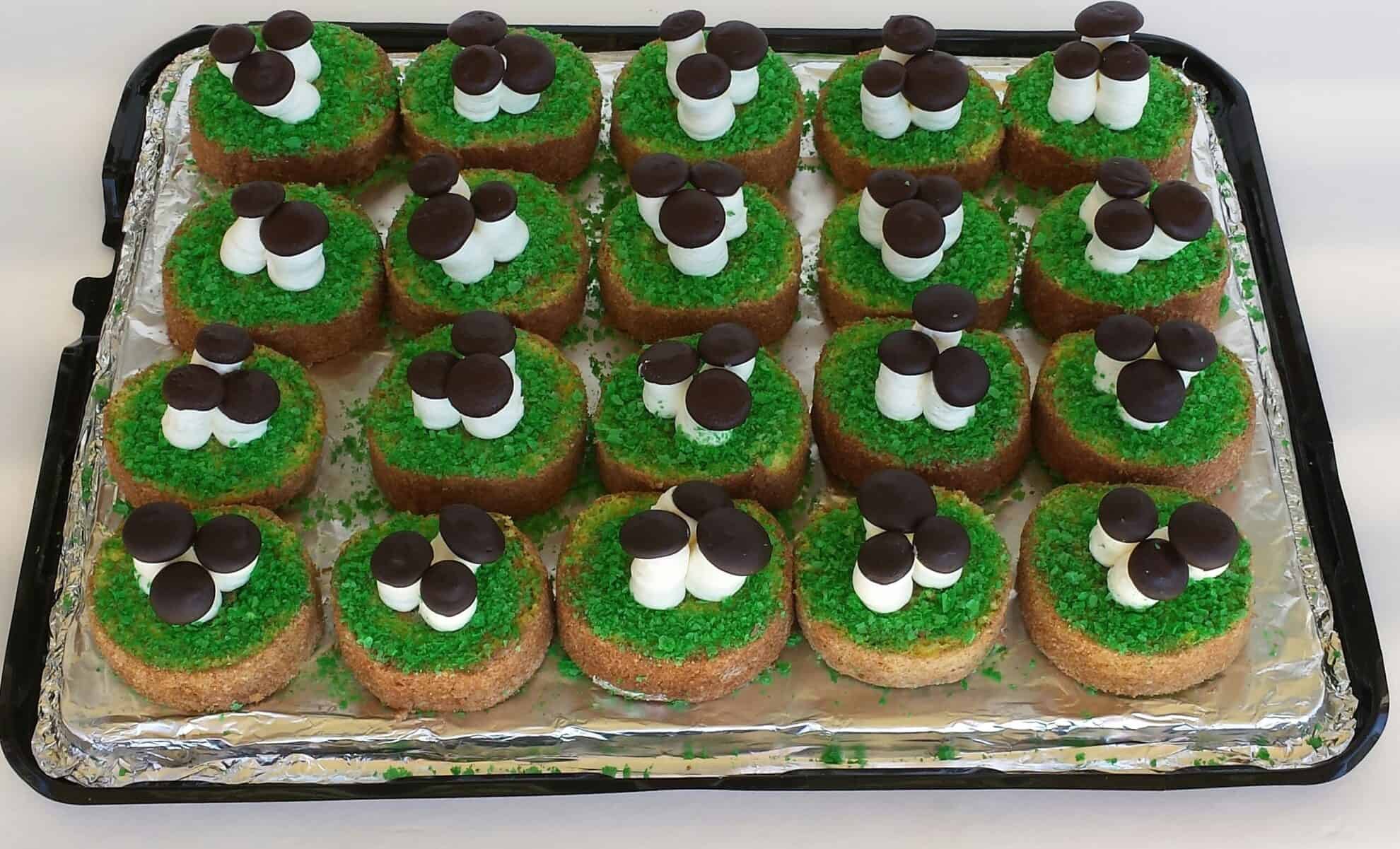 Isn't it a mushroom season now? These decorative desserts are mushrooms growing on top of an old stump in the forest. That chocolate cream inside the roll, the white cream of the mushroom stem and chocolate mushroom head make the taste unforgettable and crave-able. #oldstumpdessert #fallbaking #beautifuldessert