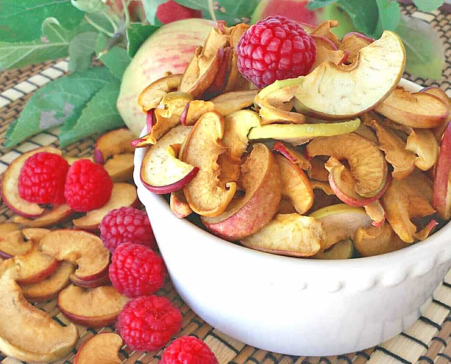 This Apple Chips Recipe will give you the tastiest homemade apple chips you've ever had, with an incredible flavor and crisp texture! They make the perfect healthy snack to have whenever you feel like munching, but without feeling any guilt because they're healthy and absolutely delicious!