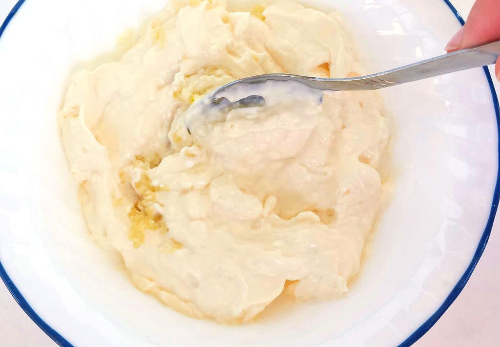 In a small bowl, combine mayonnaise and pressed garlic.