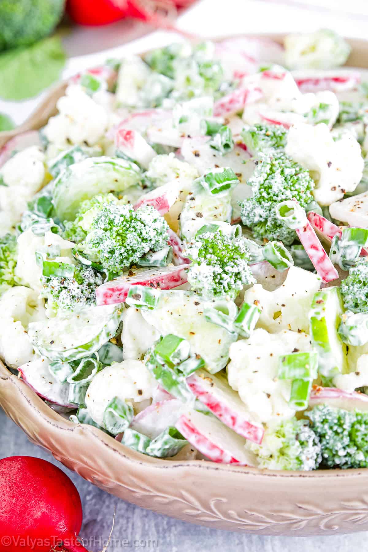 It's a perfect balance of peppery, tangy, and creamy that's incredibly satisfying. 