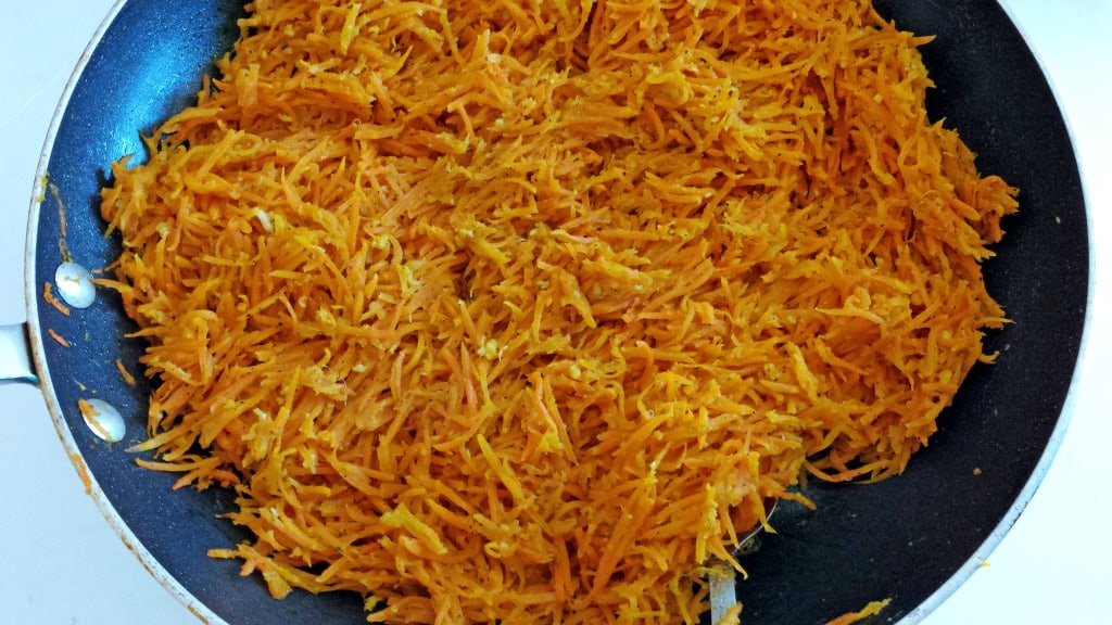 Fry it for 5 minutes on medium/high heat, mixing it from time to time. Set aside. 