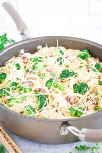 This chicken and broccoli fettuccine alfredo features tender chicken, crispy bacon, and perfectly steamed broccoli, all coated in a rich Alfredo sauce.