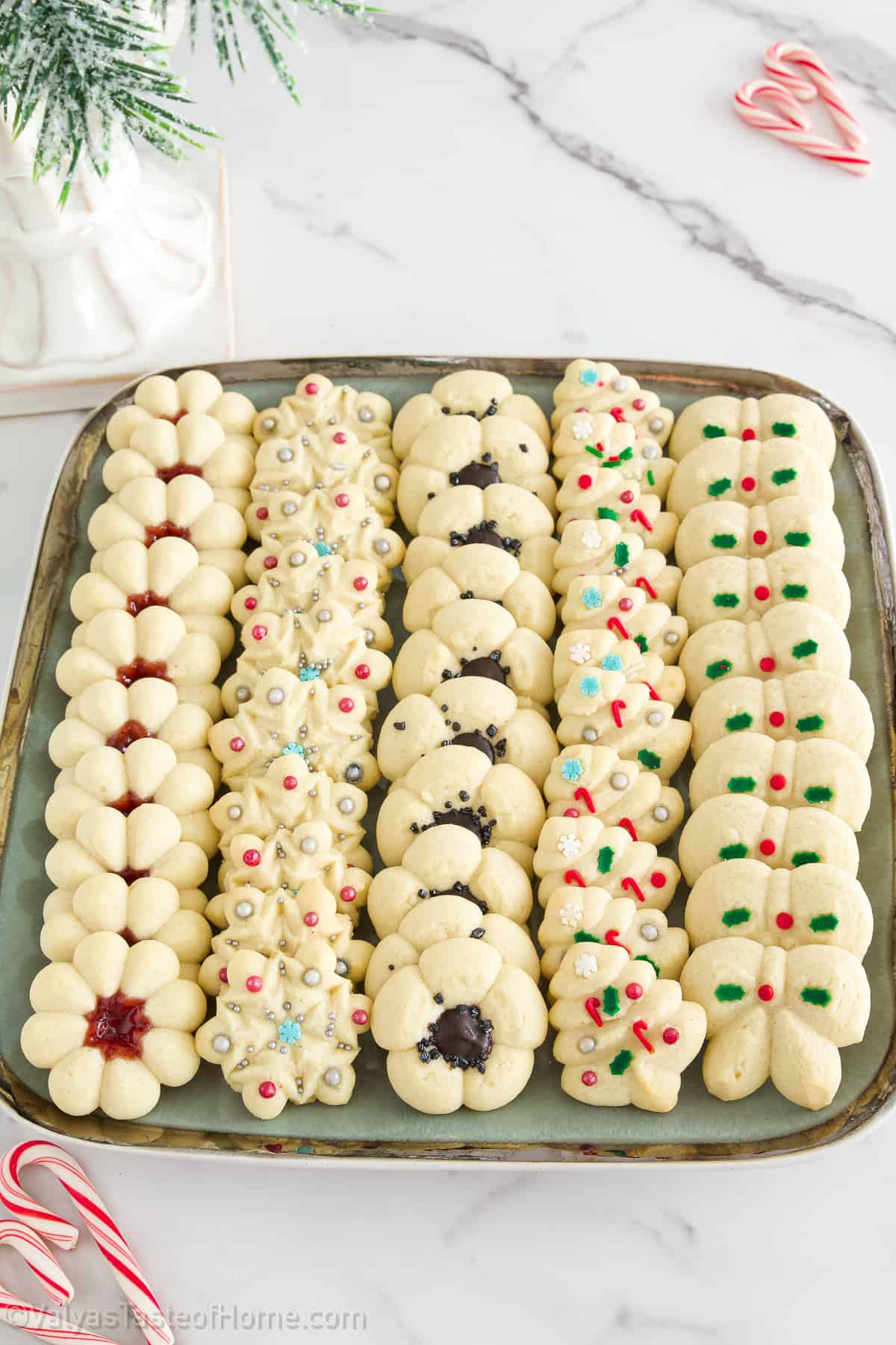 These Christmas Cookies are the ultimate treats for the holiday season, with a classic butter cookie taste and the perfect decorations and shape for a complete festive feel! 