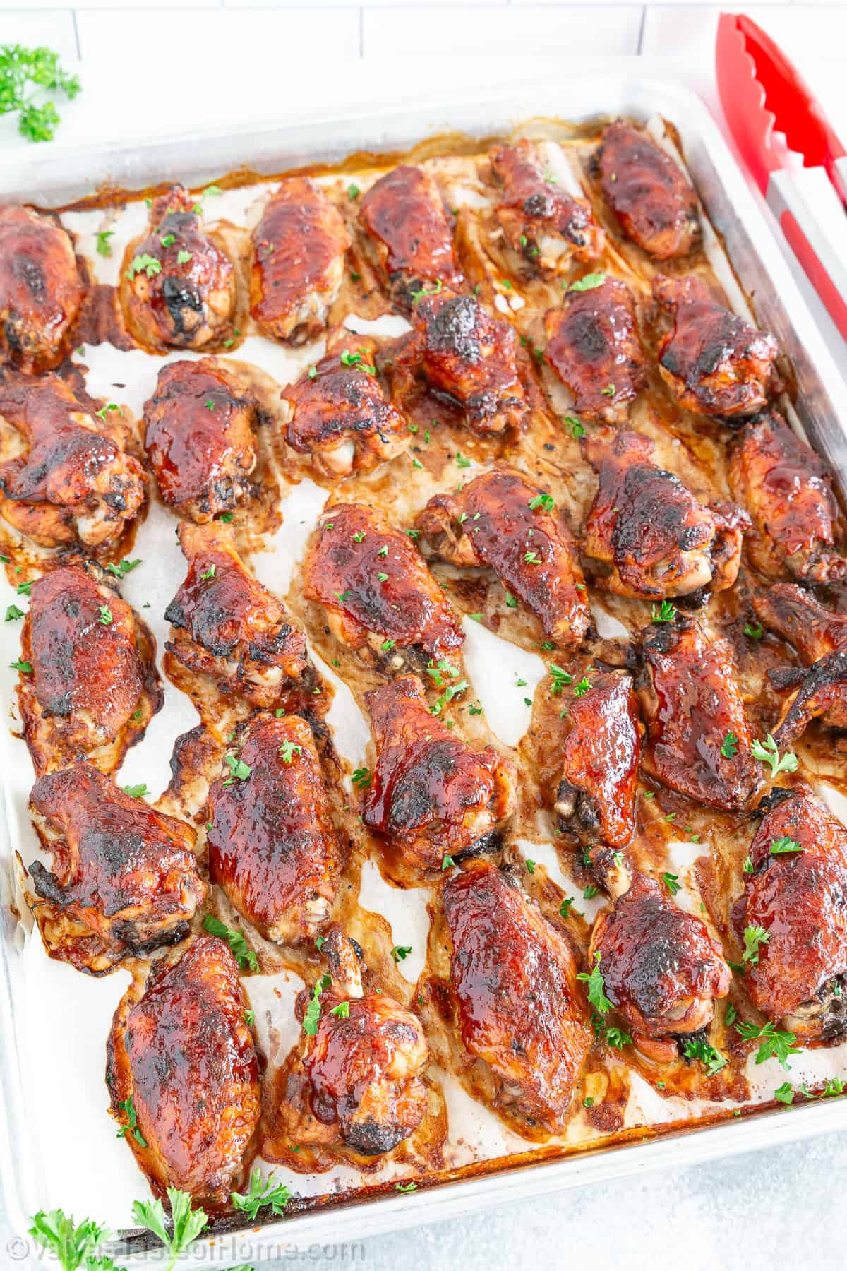 These juicy BBQ chicken wings are a real treat. Packed with flavor thanks to a perfectly balanced blend of spices and a delicious tangy BBQ glaze, they're a guaranteed crowd-pleaser at any gathering.