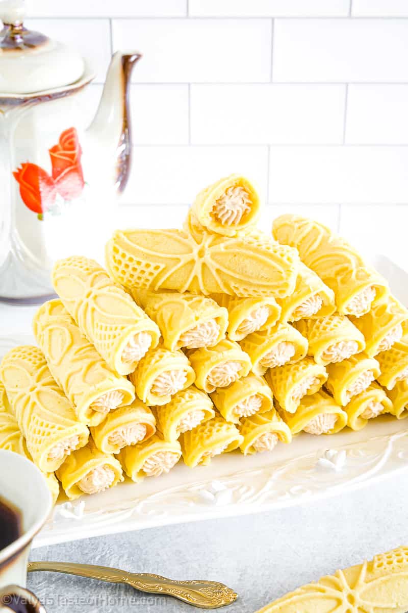 These Italian cookies are often flavored with anise (black licorice) or vanilla extract and have a crispy texture that melts in your mouth.