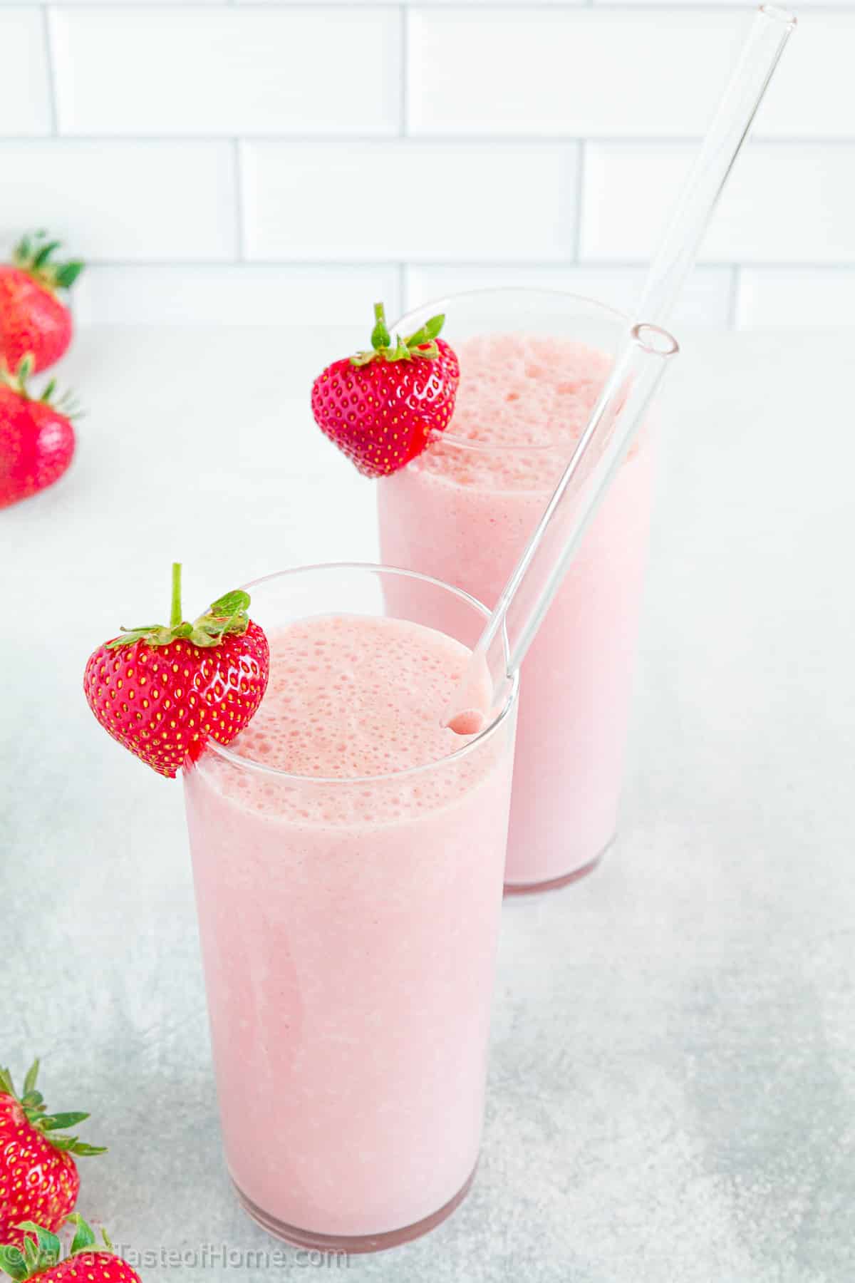 Looking for a refreshing and healthy beverage to start your day on the right foot? Look no further than this delicious Strawberry Smoothie recipe!