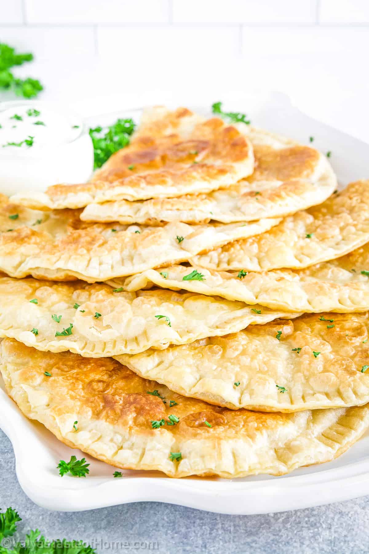 Cheburеki (Чебуреки) are fried meat dumplings or meat turnovers that are absolutely delicious! 