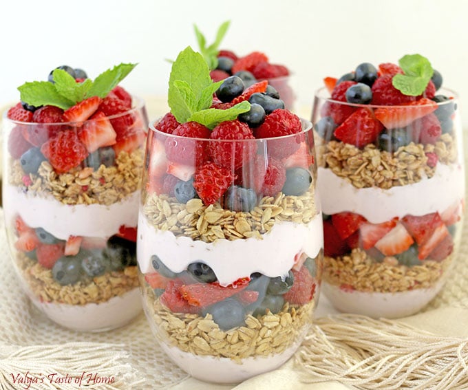 Berry Greek Yogurt Granola Parfait