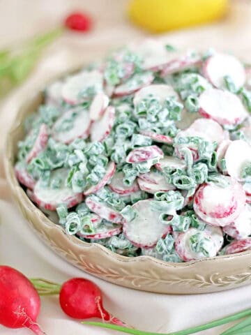 This radish salad with yogurt dressing is a recipe that perfectly combines convenience, simplicity, and incredible flavor.
