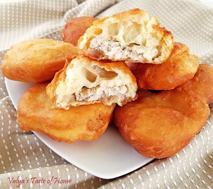 Easy Belyashi Recipe - Pirozhki, Bilyashi recipe, delicious, doughnut like treats, easy, meat Bilyashi, pirozhki, Ukrainian pirozhki