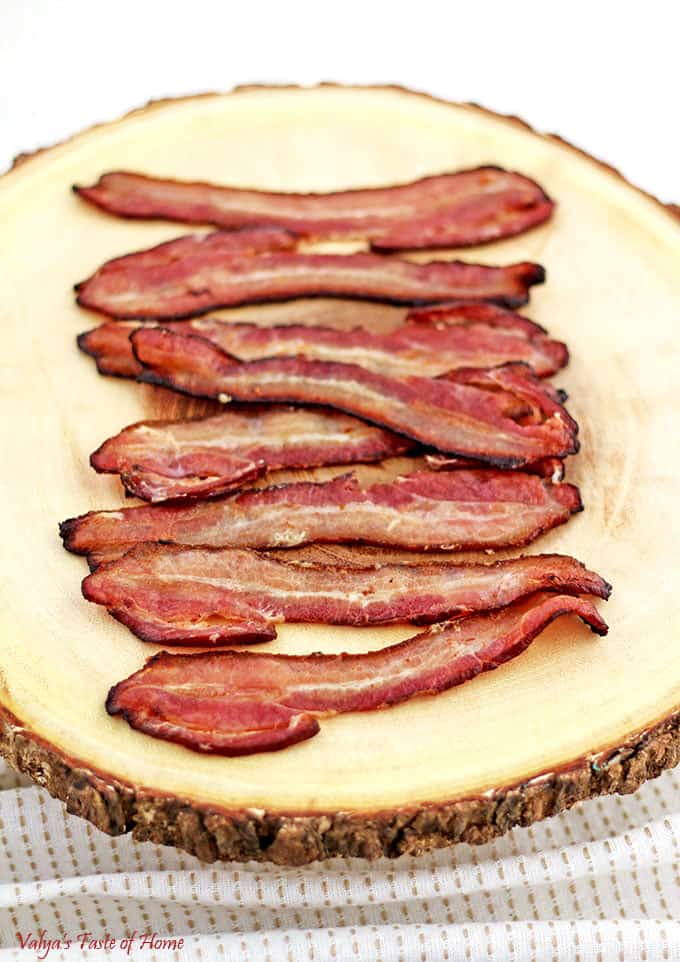 How can you not know how to prepare bacon? It sounds too easy, just fry it up in a pan! But sometimes, if you don't know a few tricks, even simple things can be a messy hassle. In this post, you will find out How to Make Perfect Quick and Easy Oven Broiled Bacon! #broiledbacon #ovenbroiledbacon #easybroiledbacon 