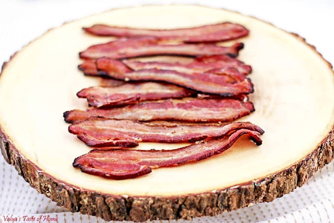 How can you not know how to prepare bacon? It sounds too easy, just fry it up in a pan! But sometimes, if you don't know a few tricks, even simple things can be a messy hassle. In this post, you will find out How to Make Perfect Quick and Easy Oven Broiled Bacon! #broiledbacon #ovenbroiledbacon #easybroiledbacon