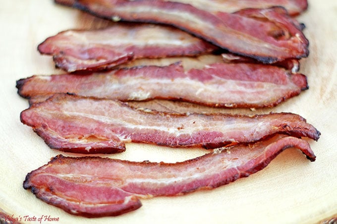 How can you not know how to prepare bacon? It sounds too easy, just fry it up in a pan! But sometimes, if you don't know a few tricks, even simple things can be a messy hassle. In this post, you will find out How to Make Perfect Quick and Easy Oven Broiled Bacon! #broiledbacon #ovenbroiledbacon #easybroiledbacon 