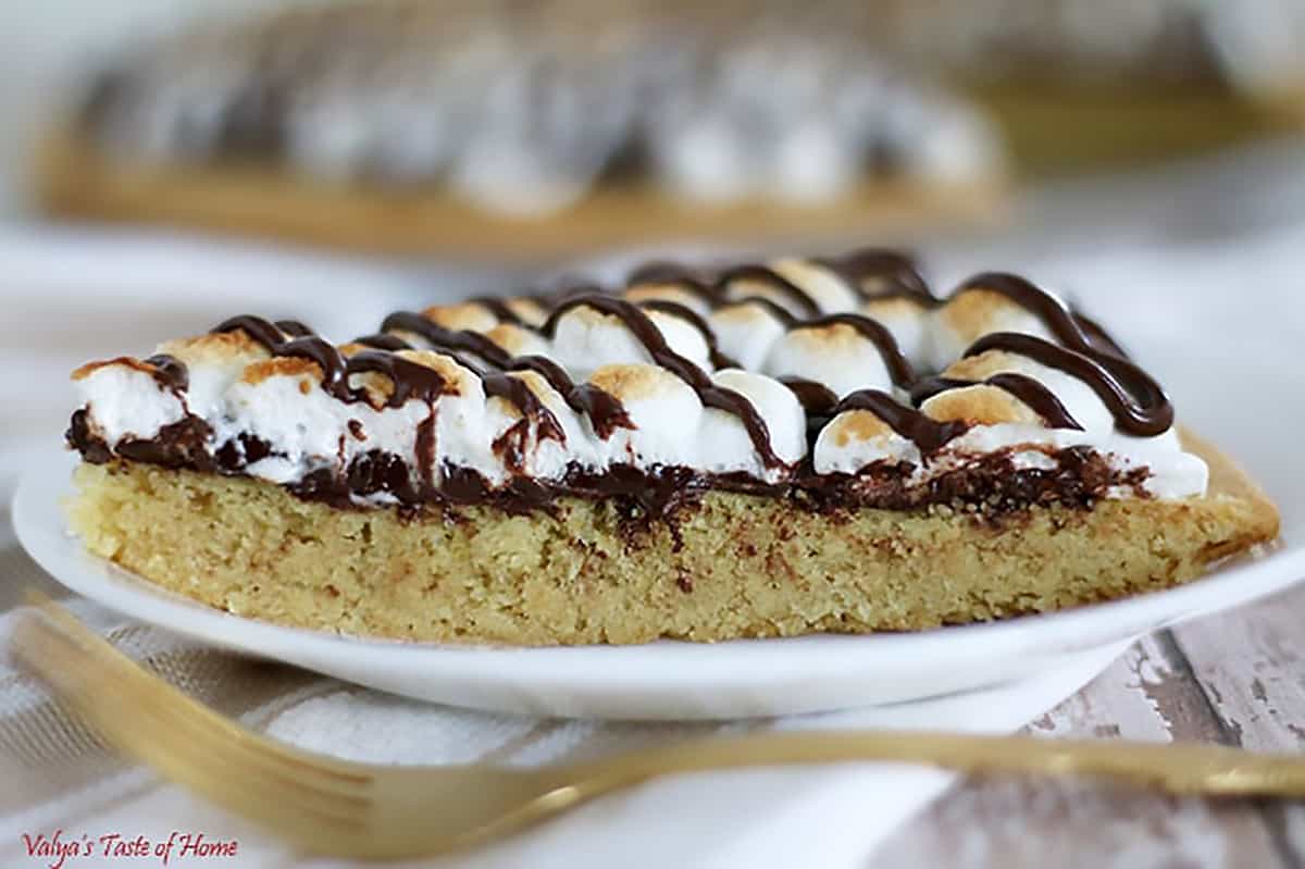 https://www.valyastasteofhome.com/wp-content/uploads/2016/08/Smores-Dessert-Pizza-2.jpg