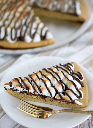 Smores Dessert Pizza This S'mores Dessert Pizza crust is made out of the Easy Homemade Sugar Cookie Dough Recipe. The baked pizza tastes just like your typical S'mores. And it’s super easy to make!