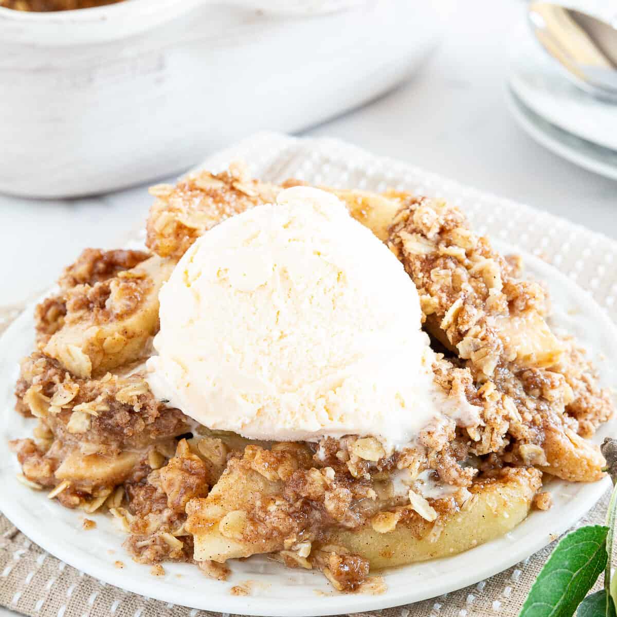 The Best Homemade Apple Crisp (Quick and Easy Recipe)