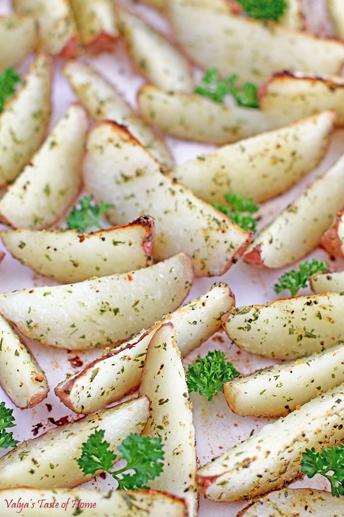 These Seasoned Baked Red Potato Wedges are a little crunchy on the outside, perfectly soft on the inside and so tasty! It makes a perfect side dish, for dipping into ketchup, ranch, or thousand island sauce. #seasonedbakedredpotatoeswedges #potatowedges #bakedpotatowedges #valyastateofhome