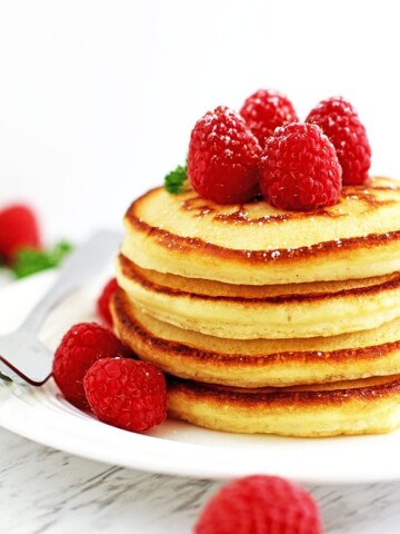 sy Light and Fluffy Vanilla Greek Yogurt Pancakes