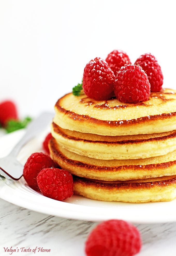 sy Light and Fluffy Vanilla Greek Yogurt Pancakes