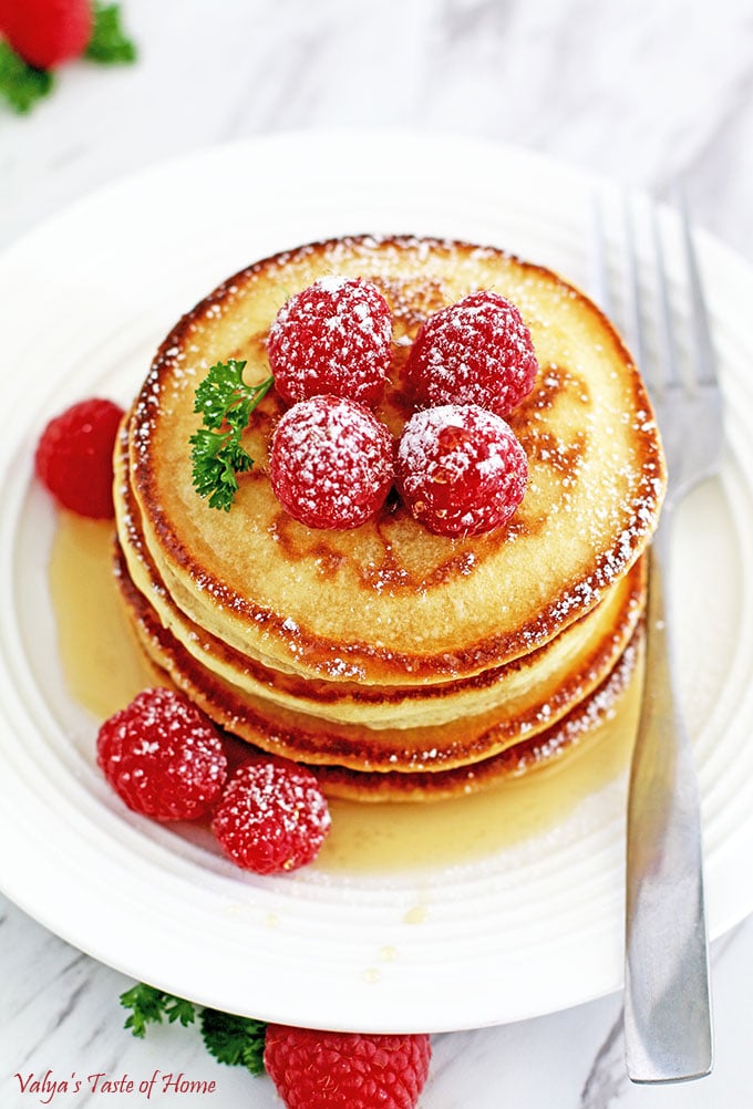 sy Light and Fluffy Vanilla Greek Yogurt Pancakes