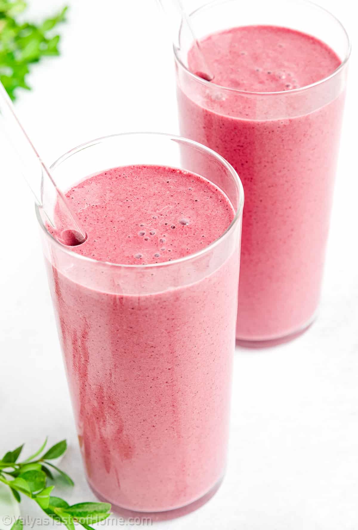 A berry smoothie recipe is a delicious, refreshing, and nutritious blend of various types of berries, dairy or dairy-free milk, and sweeteners. 