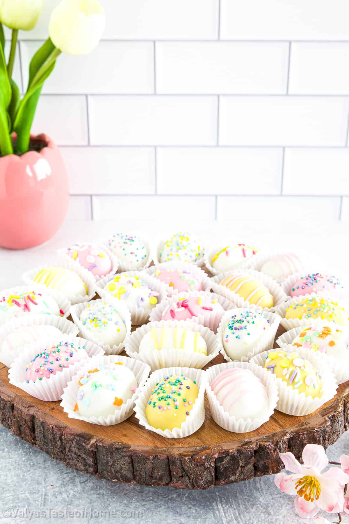 These super cute egg-shaped Easter egg Oreo truffles are the perfect holiday project.