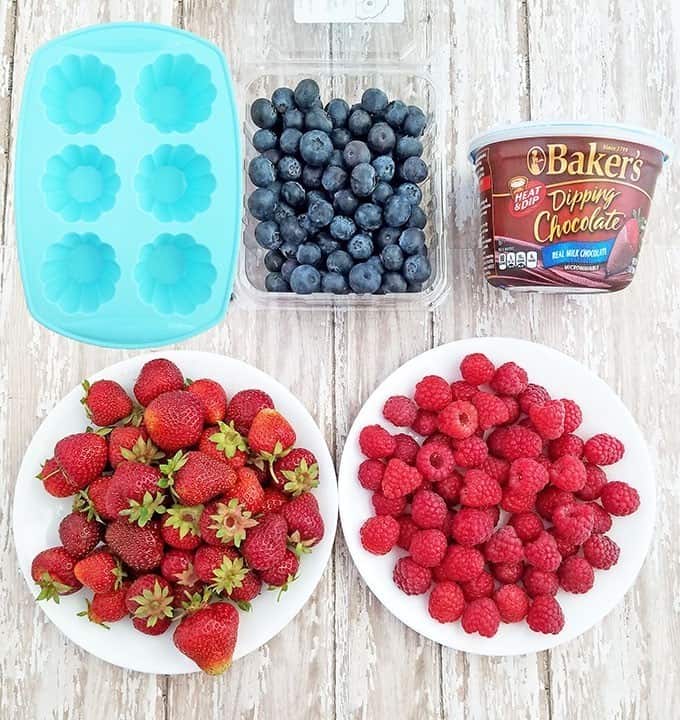 Pudding Chocolate Cups with Berries and Cream