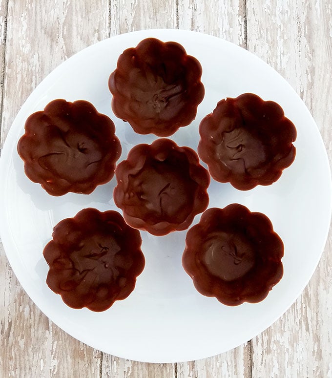 Pudding Chocolate Cups with Berries and Cream