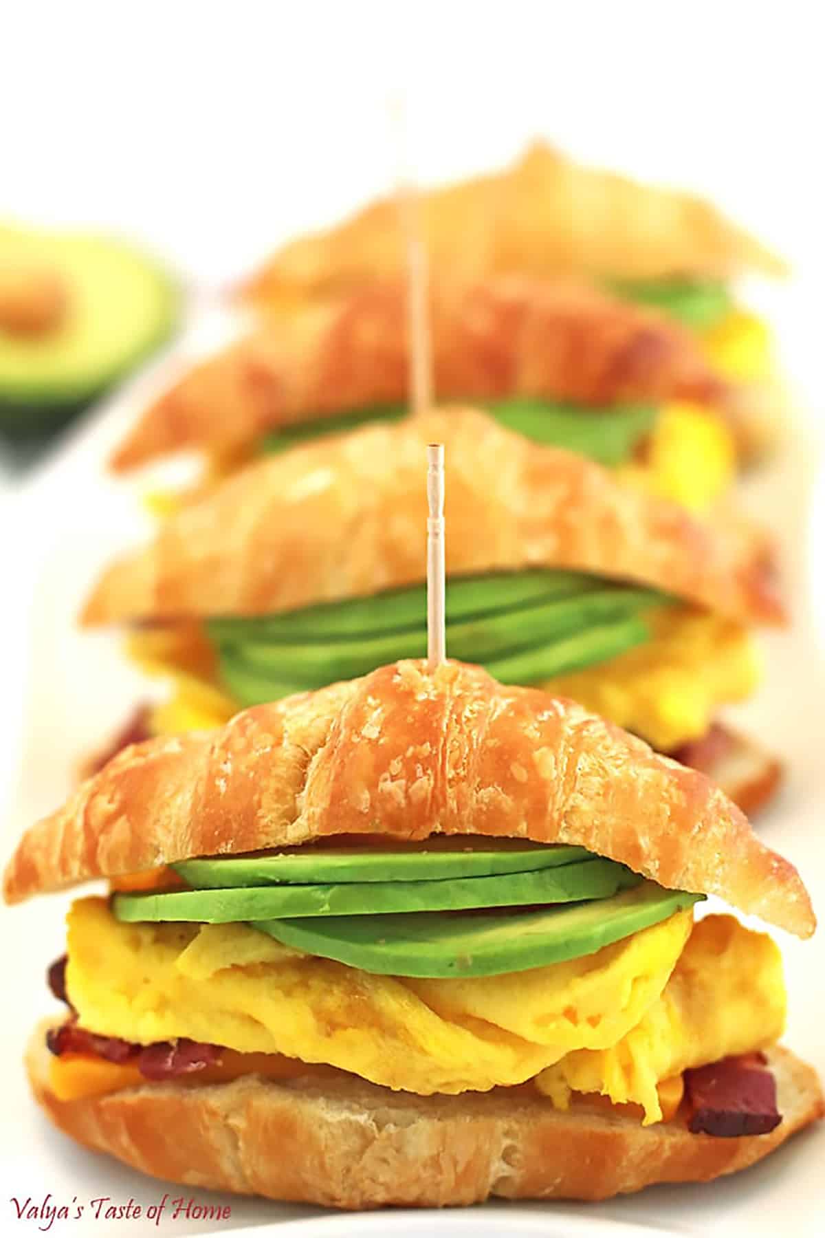 This Bacon Scrambled Eggs and Avocado Breakfast Croissan'wich Recipe is perfect for freezing and warming up in the morning. 