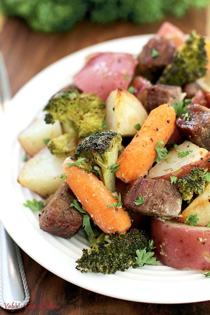 One-Pan Roasted Beef and Vegetables Recipe, beef, broccoli, comfort dinner, dinner, easy dinner, family dinner, filling and satisfying, kids approved, meat and vegetable one pan dinner, one sheet dinner, one-pan meal, organic baby carrots, organic vegetables, red potatoes, roasted beef, so good