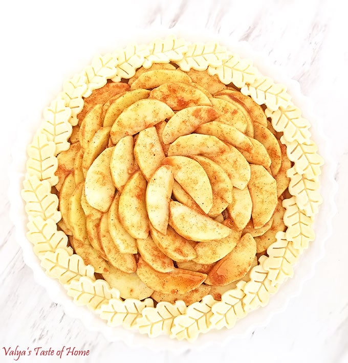 apple pie, cut out leaves pie topping, delicious apple pie, delicious pie crust, family favorite apple pie recipe, flakey pie crust, granny smith apples, leaves apple pie, organic flour, organic sugar, The Best Apple Pie Recipe