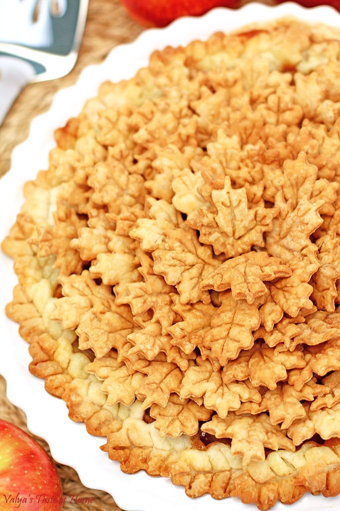 apple pie, cut out leaves pie topping, delicious apple pie, delicious pie crust, family favorite apple pie recipe, flakey pie crust, granny smith apples, leaves apple pie, organic flour, organic sugar, The Best Apple Pie Recipe