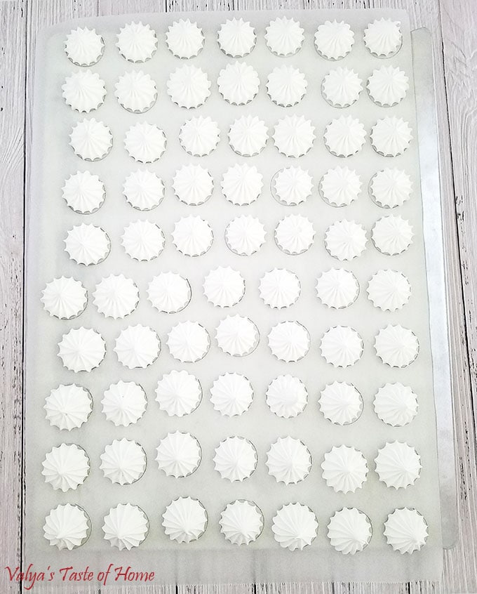 Fill the pastry bag with meringue and pipe out one inch in diameter cookies.