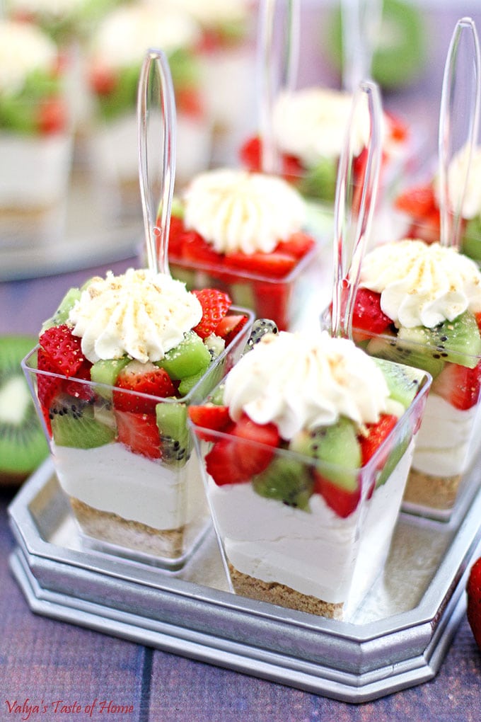 beautiful dessert, creamy cheesecake, decor dessert, delicious, graham crackers, individual dessert cups, kid approved, kiwis, last minute dessert, No Bake Strawberry Kiwi Cheesecake Parfaits, party dessert, quick and easy dessert, strawberries