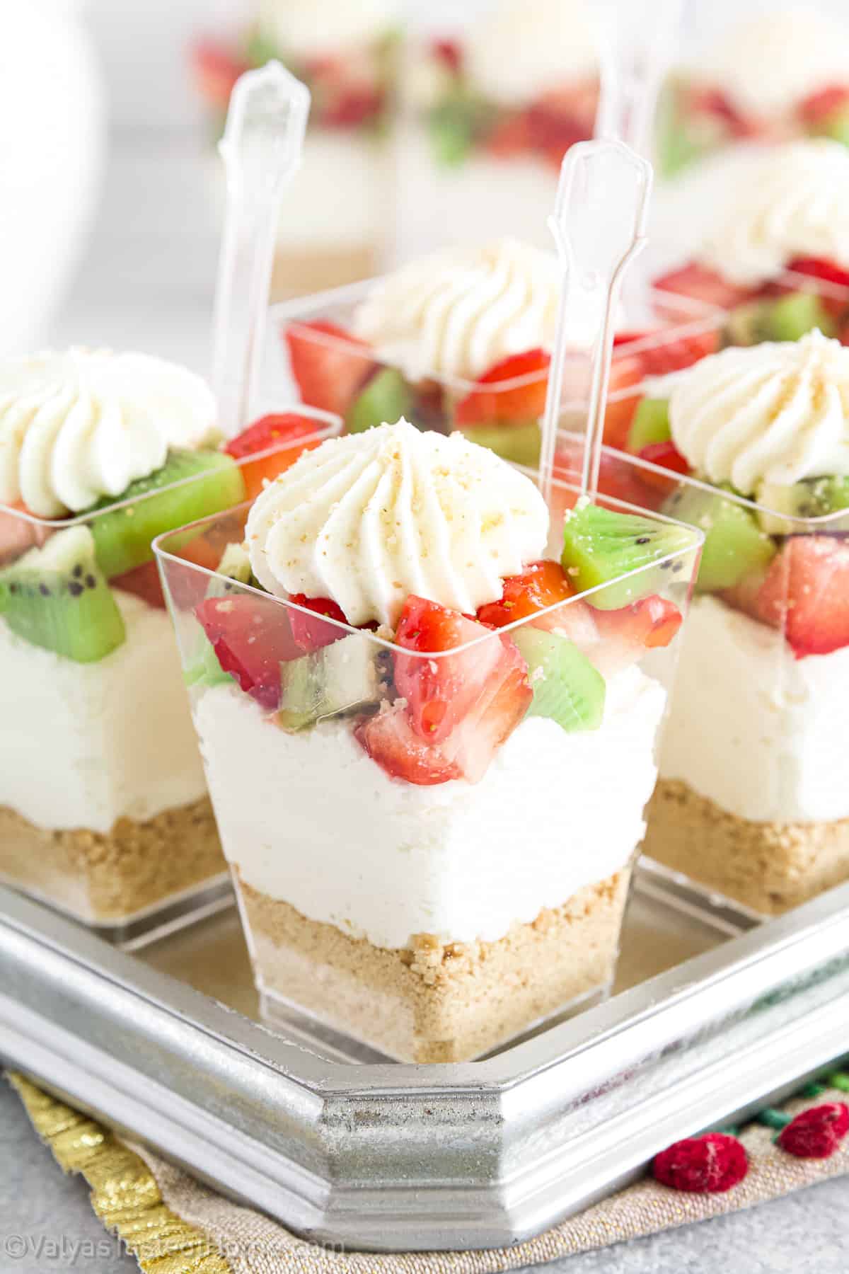 What’s best is that these are no-bake Strawberry Kiwi Cheesecake Parfaits, meaning you don’t need to pop these in the oven at all!