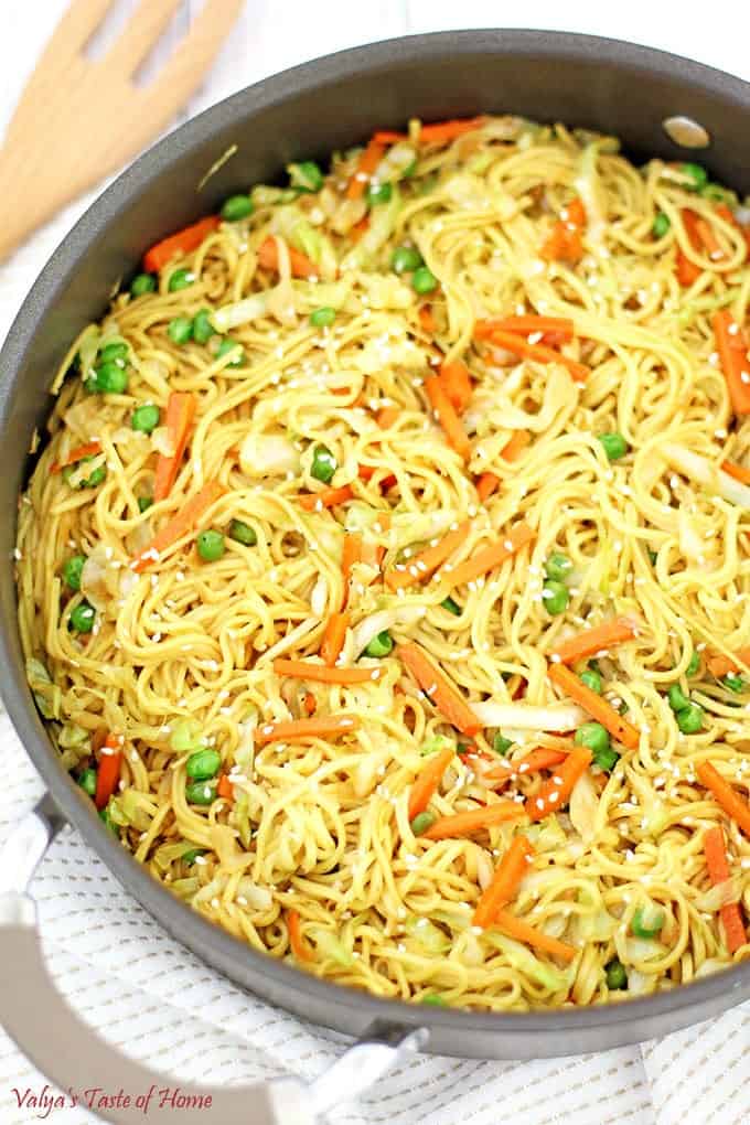 Cabbage, carrots, chinese, Chinese dish, chow mein, dinner, Easy Chow Mein Noodles Recipe, family dinner, fresh green peas, organic soy sauce, quick and easy, vegetables