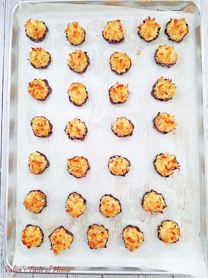 To make sure that the chocolate sets quickly, place the baking sheet with the chocolate-dipped coconut macaroons into the fridge for about 30 minutes.