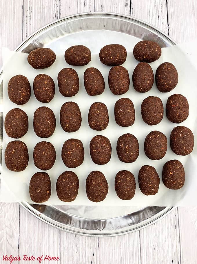 Cake Truffles, chocolate, cocoa, dessert, gorgeous dessert décor, Kartoshka Chocolate Cake Truffles (Potato Pirozhnoye), natural vanilla extract, party friendly dessert, Pirozhnoye, potato dessert, sponge cake truffles