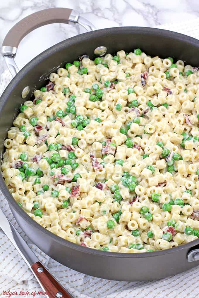 Creamy Peas and Bacon Pasta Recipe, delicious dinner recipe, easy, easy dinner, family dinner, fresh peas, Homemade Creamy Alfredo Sauce, homemade meal, Main Dish, natural bacon, one pan dinner, pasta dinner dish, quick and easy
