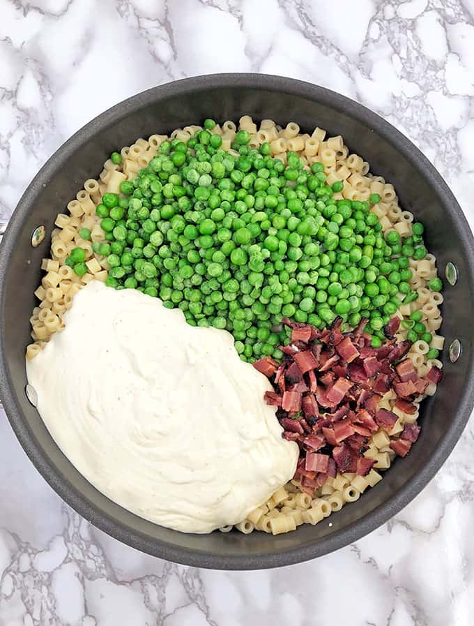 Creamy Peas and Bacon Pasta Recipe, delicious dinner recipe, easy, easy dinner, family dinner, fresh peas, Homemade Creamy Alfredo Sauce, homemade meal, Main Dish, natural bacon, one pan dinner, pasta dinner dish, quick and easy