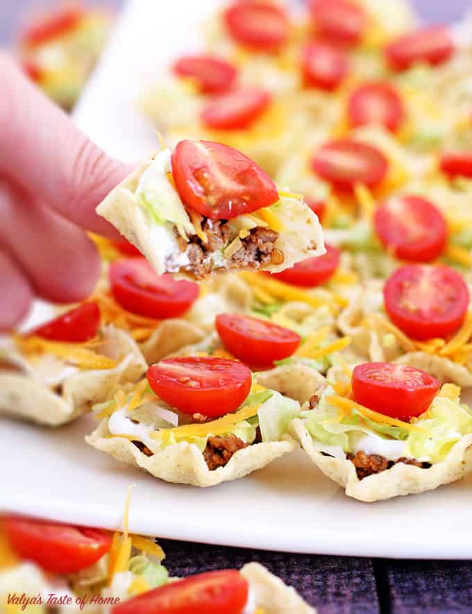 beautiful appetizers, cheddar cheese, Cinco de Mayo, decor appetizer, delicious appetizers, holiday food, kids aproved, kids love it, lettuce, mini cherry tomatoes, mini tacos, Taco Bites Appetizers