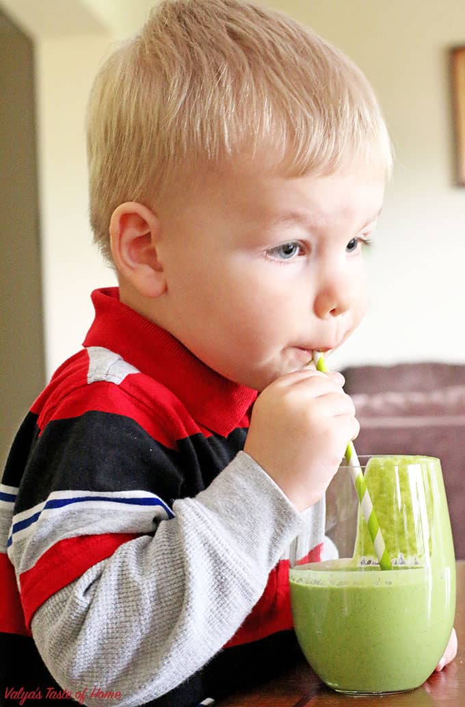 This Healthy Avocado Spinach and Strawberry Smoothie for breakfast or lunch when you have realized your tight schedule just stole your lunch again can be an incredible lifesaver.