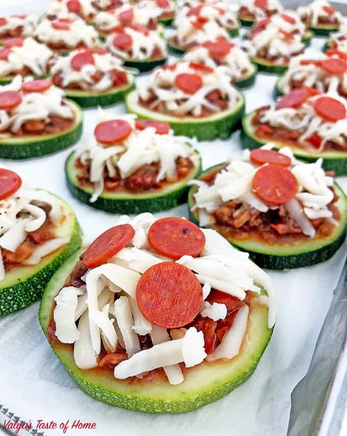 baked zucchini mini pizzas, BLENDABELLA, clean eating, delicious appetizers, easy recipe, flavorful appetizers, gluten-free recipe, healthy appetizers, homegrown zucchini, kid friendly, mushroom vegetable pizza sauce, Portabella mushroom, rustictuscan, zucchini recipe