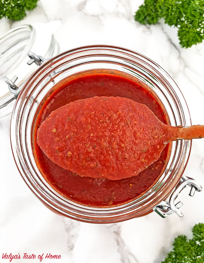 If you want to make the pizza sauce even cleaner and optimally healthier, use ripe homegrown tomatoes.