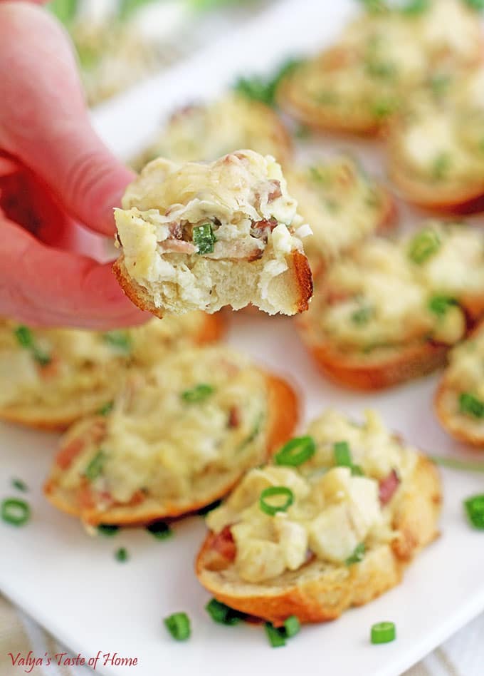 It’s that time of the year again, believe it or not, where we start planning our Thanksgiving menu! In today’s post, I pieced together incredibly delicious and easy to make appetizers just for you my friends to help you ease your holiday feast planning and prep.