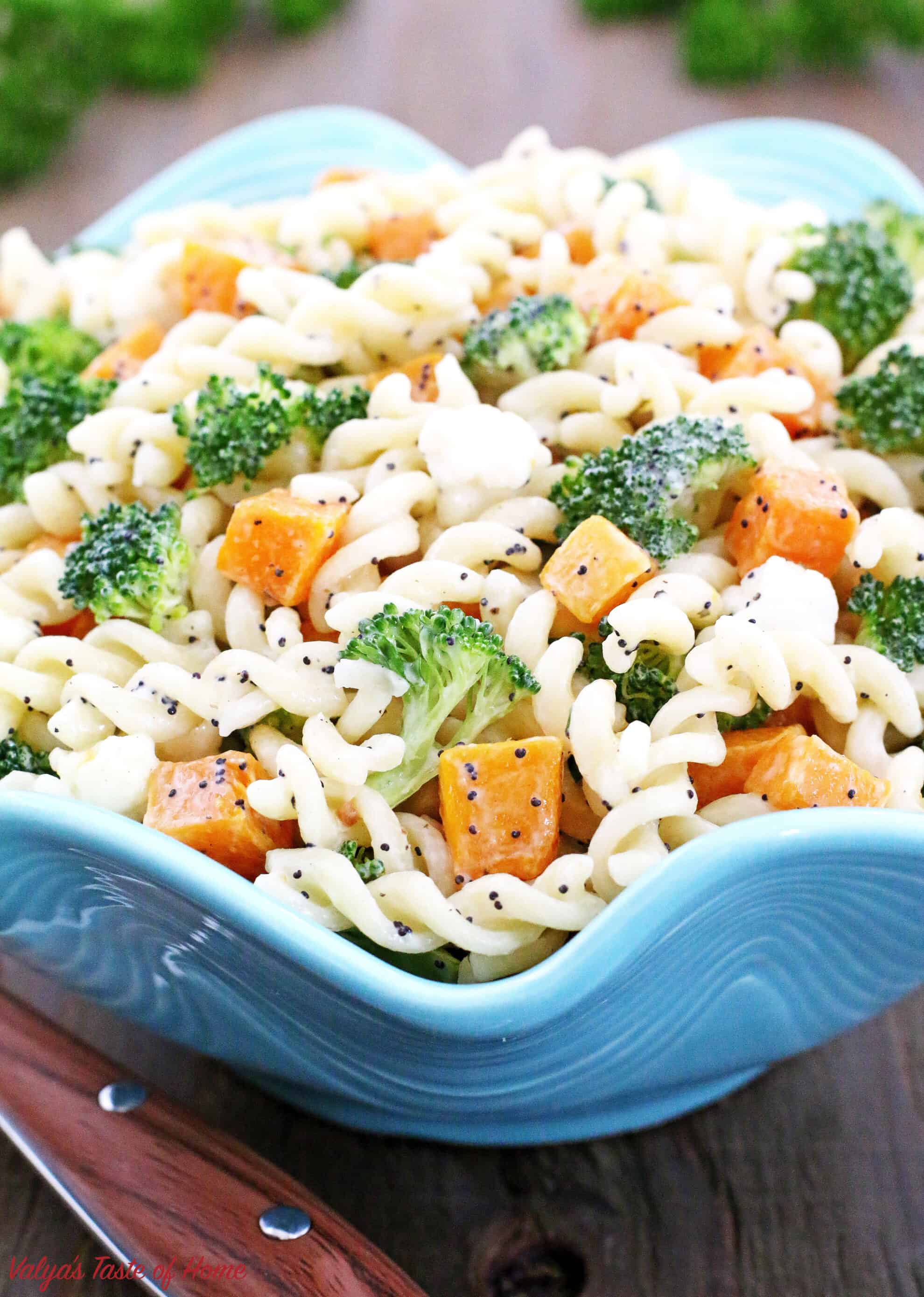 This make ahead, and crowd-pleasing of the Butternut Squash Pasta Salad side dis is another gem in a Thanksgiving spread. Or any gathering, really. Organic pasta tossed with fresh broccoli, cauliflower, roasted butternut squash and dressed with homemade ranch makes this salad taste absolutely incredible! #butternutsquashpastasalad #winterpastasalad #thanksgivingpastasalad #coldfallpastasalad 