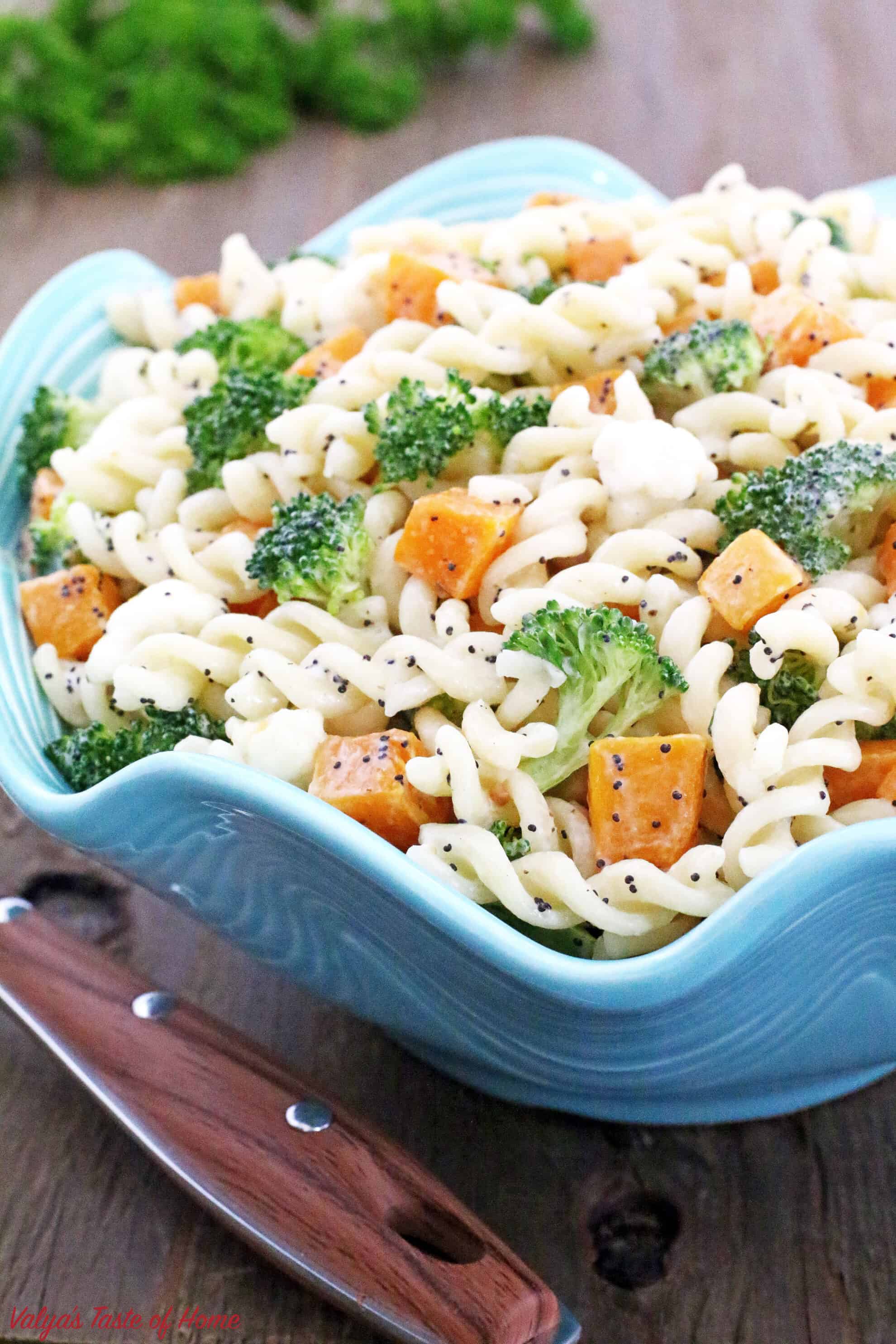 This make ahead, and crowd-pleasing of the Butternut Squash Pasta Salad side dis is another gem in a Thanksgiving spread. Or any gathering, really. Organic pasta tossed with fresh broccoli, cauliflower, roasted butternut squash and dressed with homemade ranch makes this salad taste absolutely incredible! #butternutsquashpastasalad #winterpastasalad #thanksgivingpastasalad #coldfallpastasalad 